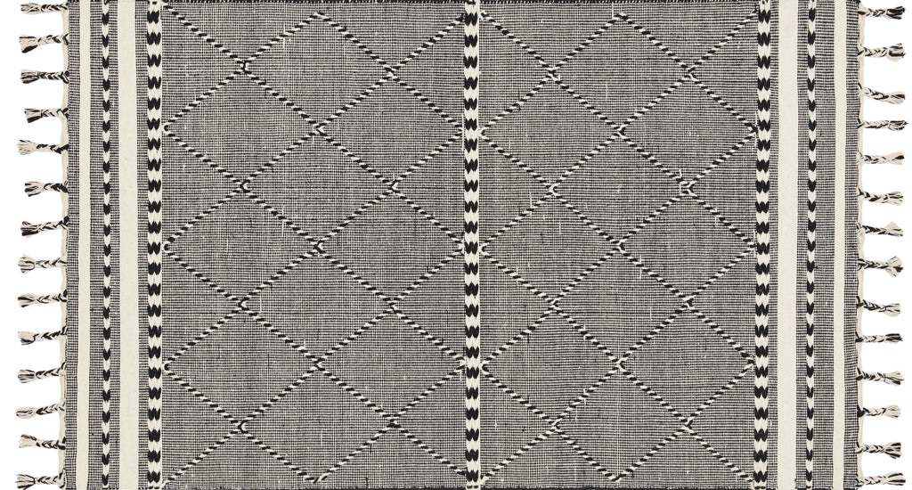 Saw-01 Black and White Patterned Rug