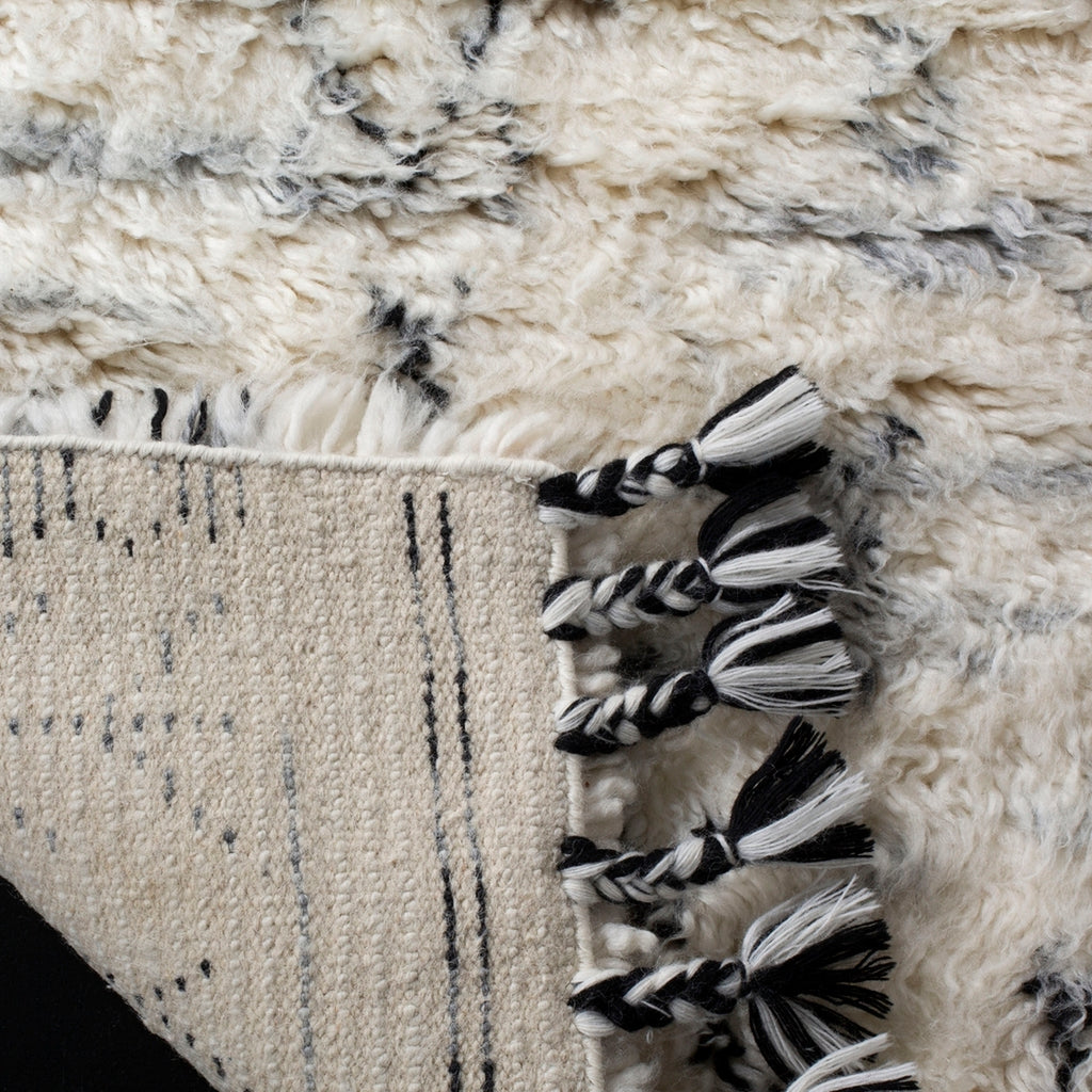 IVORY/ BLACK FLUFFY EASTON RUG